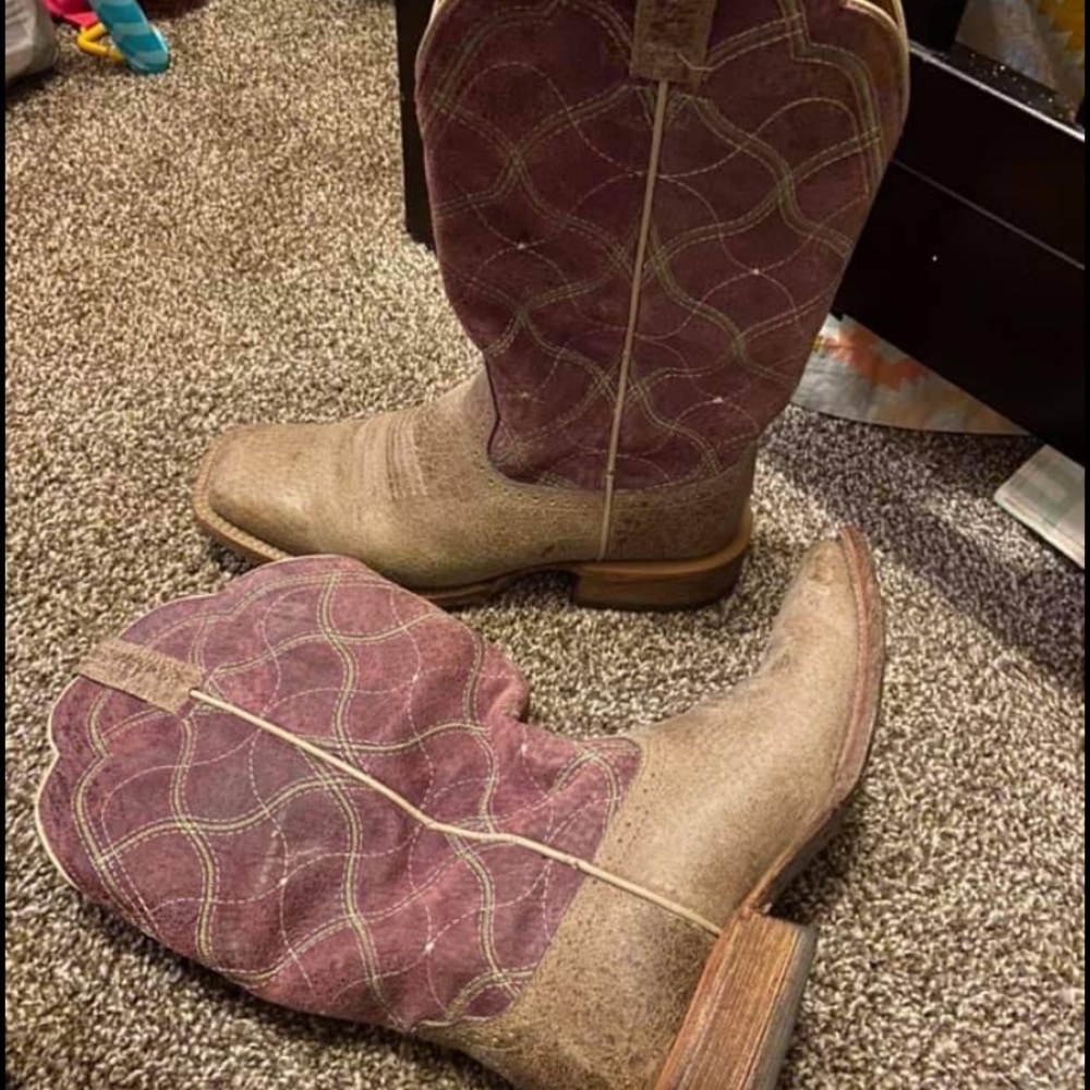 Size 7.5 women’s Ariat boots